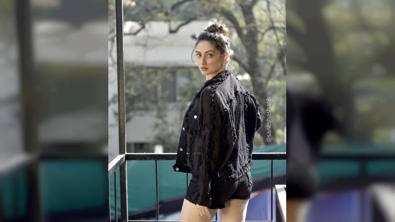 आता श्रुतीने तिचे ब्लॅक शॉर्ट्स आणि ब्लॅक जॅकेटमधील काही मनमोहक फोटो चाहत्यांसाठी शेअर केले आहेत.