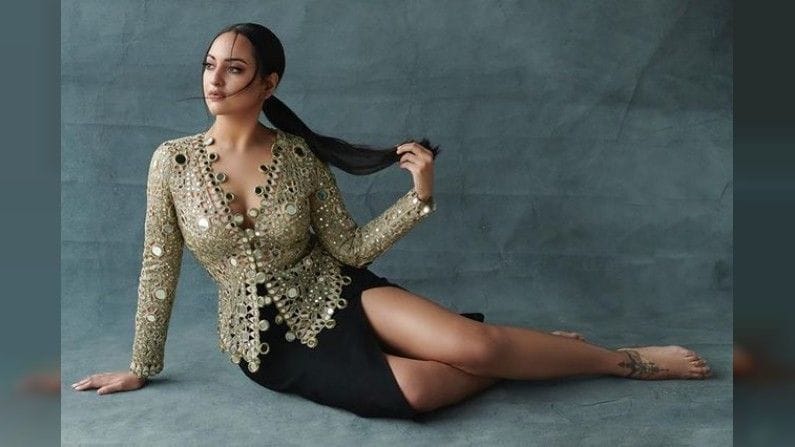 मिरर वर्क असलेला का हिरव्या रंगाचा डिझायनर ड्रेस अर्पिता मेहता यांनी डिझाइन केला आहे. या ड्रेसमध्ये सोनाक्षी कमालीची सुंदर दिसतेय.