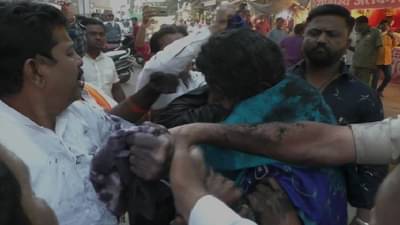 मुख्यमंत्र्यांबद्दल आक्षेपार्ह विधान?, शिवसैनिकांनी भाजप पदाधिकाऱ्याला काळं फासलं, नेसवली साडी!