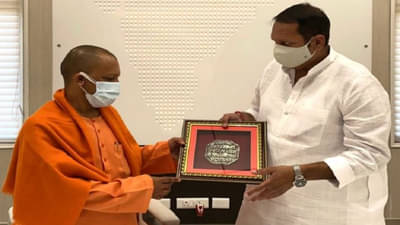 खासदार उदयनराजे भोसले योगी आदित्यनाथांच्या भेटीला, शिवरायांची राजमुद्रा भेट