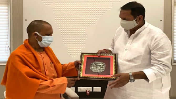 खासदार उदयनराजे भोसले योगी आदित्यनाथांच्या भेटीला, शिवरायांची राजमुद्रा भेट