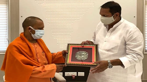 खासदार उदयनराजे भोसले योगी आदित्यनाथांच्या भेटीला, शिवरायांची राजमुद्रा भेट