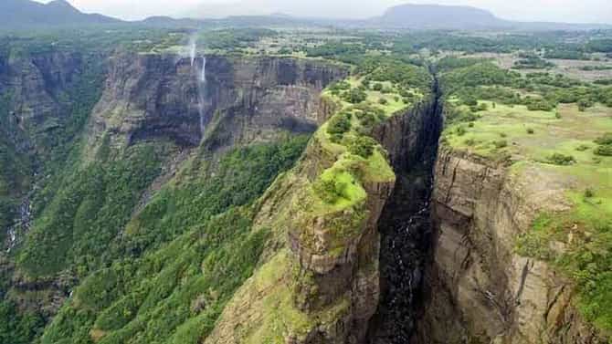 Special Story | निसर्गाचा एक अद्भुत चमत्कार ‘सांधण व्हॅली’, एकदा तरी सफर केलीच पाहिजे!