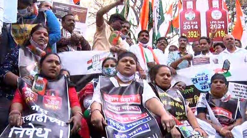 काँग्रेस नेते भाई जगताप यांनी मुंबई काँग्रेसचे अध्यक्षपद स्वीकारल्यानंतर मुंबईत काँग्रेस अधिकच आक्रमक झाली आहे. त्यातच केंद्र सरकारने इंधन दरवाढ आणि गॅस दरवाढ करून काँग्रेसच्या हाती आयतंच कोलीत दिल्याने भाईंनी हा मुद्दा हायजॅक करत आज मुंबईत प्रचंड ‘निषेध मोर्चा’ काढला आहे.