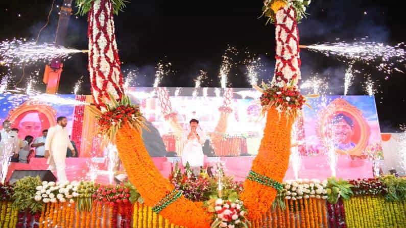 जन्मगाव नाथ्रा येथे पूर्ण करण्यात आलेल्या 2.30 कोटी रुपयांच्या विकासकामांचं लोकार्पण आणि नव्यानं सुरू करण्यात आलेल्या 5 कोटी रुपयांच्या विविध कामांचं भूमिपूजन करण्यासाठी धनंजय मुंडे हे नाथ्रा येथे पोहोचले होते, यावेळी गावकऱ्यांनी मोठ्या उत्साहात धनंजय मुंडे यांचं स्वागत केलं.
