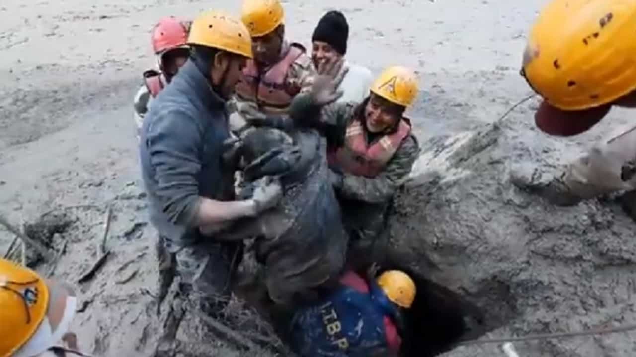 Video : आणि मृत्यूच्या दाढेतून तो सहीसलामात सुटला, ITBP चे जवान देवदूत ठरले, पाहा तो क्षण व्हिडीओतून