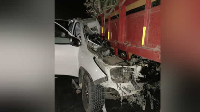 ऊसाच्या ट्रॅक्टरला फॉर्च्यून धडकली; एकाच कुटुंबातील तिघे जागीच ठार