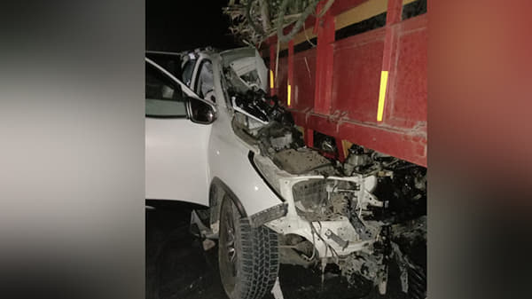 ऊसाच्या ट्रॅक्टरला फॉर्च्यून धडकली; एकाच कुटुंबातील तिघे जागीच ठार