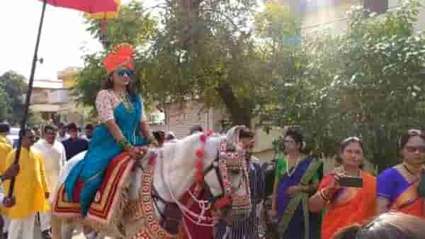 एक विवाह असाही... चक्क नवरी चढली घोड्यावर