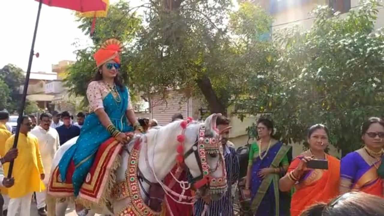 एक विवाह असाही... चक्क नवरी चढली घोड्यावर