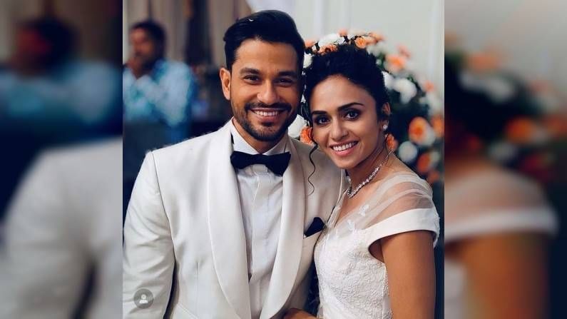 मलंगच्या सेटवरील हे फोटो आहेत. शुटिंगदरम्यान केलेली धमाल या फोटोंमधून दिसतेय. 