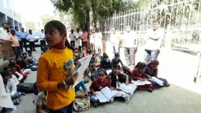 सोलापूरच्या तिऱ्हे गावचे पालक आक्रमक, जिल्हा परिषेदेत सीईओंच्या कार्यालयाबाहेर शाळा भरवली, कारण काय?