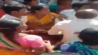 महिला सदस्याची आधी बिनविरोध निवड, निकालानंतर गायब, सरपंच निवडीच्या दिवशी हजर, ग्रामस्थांकडून मारहाण