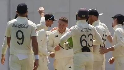 VIDEO : भर पत्रकार परिषदेत इंग्लंडच्या गोलंदाजाच्या डोक्यावर बोर्ड कोसळला, सुदैवाने मोठी दुर्घटना टळली