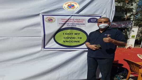 बृहन्मुंबई महानगरपालिकेचे अतिरिक्त महानगरपालिका आयुक्त सुरेश काकाणी यांनी आज कोरोना लस घेतली.