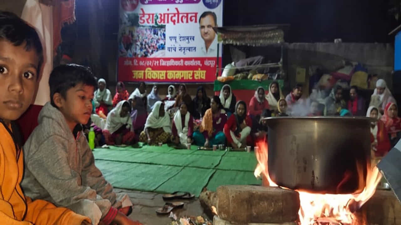 कोरोना योद्ध्यांनी रस्त्यावरच थाटलं बिऱ्हाड! कुटुंब-कबिल्यासह आंदोलन सुरु