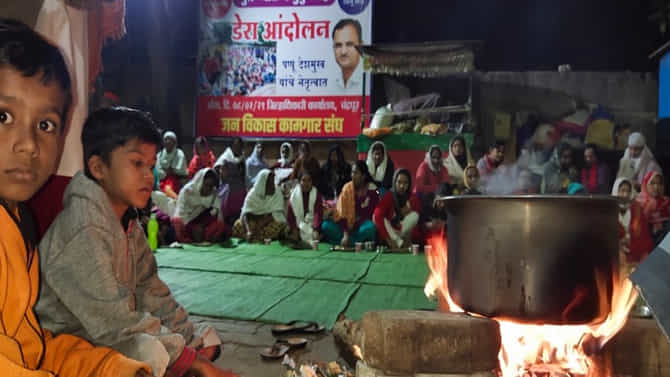 कोरोना योद्ध्यांनी रस्त्यावरच थाटलं बिऱ्हाड! कुटुंब-कबिल्यासह आंदोलन सुरु