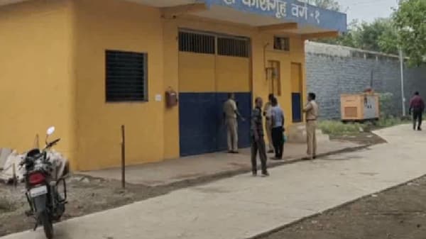 कैद्याला माणुसकीने वागवायचं नाही, असा जणू देशातला अलिखित नियम पण याला अपवाद ठरलंय वर्ध्याचं कारागृह ...