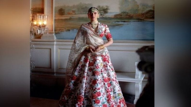 अदिती राव हैदरीचा ब्रायडल लूक सध्या सोशल मीडियावर मोठ्या प्रमाणात व्हायरल होत आहेत. ब्रायडल लूकमध्ये ती प्रचंड सुंदर दिसतेय. 