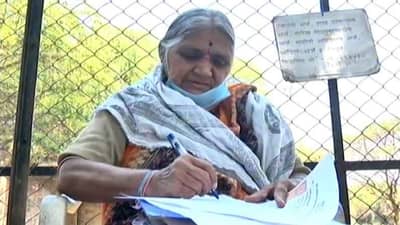 पुण्याचे जिल्हाधिकारी ठरले विमल आजींसाठी श्रावण बाळ, आजींचे आयुष्य बनले सुखद