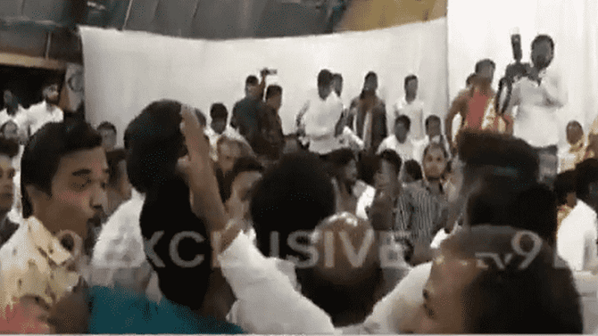 जयंत पाटलांसमोरच राष्ट्रवादीचे कार्यकर्ते एकमेकांना भिडले, फ्री स्टाईल हाणामारी, वाचा नेमकं काय घडलं ?