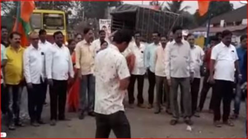 शिवसेनेने नगरसेवक फोडले, पण भाजपच्या गोटात आनंद, पेढे वाटून सेलिब्रेशन शिवसेनेने नगरसेवक फोडले, पण भाजपच्या गोटात आनंद, पेढे वाटून सेलिब्रेशन
