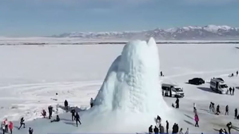 Ice Volcano | आश्चर्य... चक्क बर्फाचा ज्वालामुखी, कझाकिस्तानमध्ये पर्यटकांची गर्दी