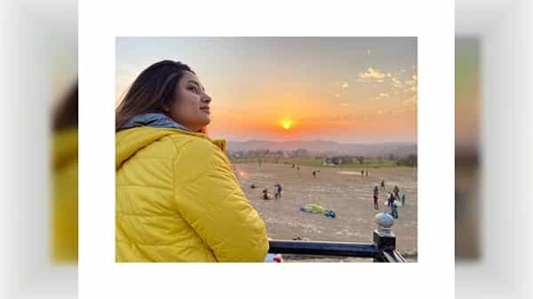 आता प्राजक्ता भटकंती करण्यासाठी निघाली आहे. ‘आजूबाजूचे जवळपास सगळेच एक तर लग्न करतायेत नाहीतर उत्तरेला फिरायला जातायेत...म्हंटल आपणही जे सहज शक्य आहे ते करूया ...Off to THE vacation...#हिमाचलप्रदेश’ असं कॅप्शन देत तिनं आपण हिमाचलप्रदेशला फिरायला निघालो असल्याचं प्राजक्तानं सांगितलं.