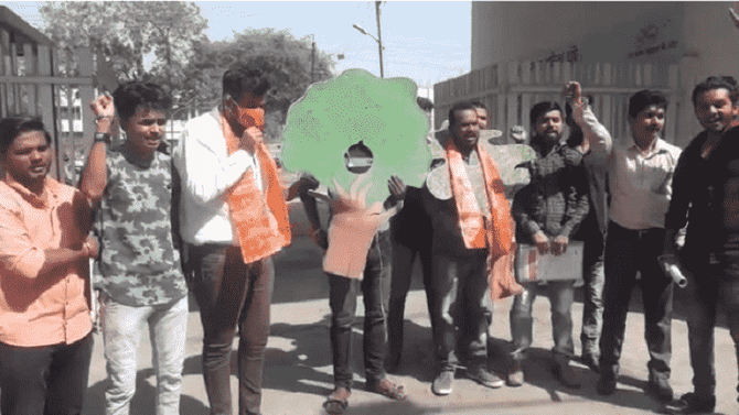 धुळ्यात मनसेचं खळखट्याक नाही तर सौम्य आंदोलन, वृक्षतोड विरोधात प्रतिकात्मक वृक्ष बचाव आंदोलन