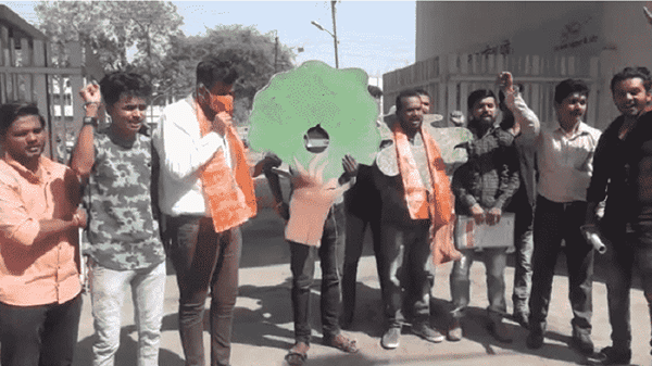 धुळ्यात मनसेचं खळखट्याक नाही तर सौम्य आंदोलन, वृक्षतोड विरोधात प्रतिकात्मक वृक्ष बचाव आंदोलन