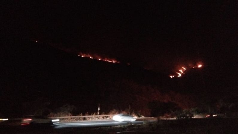 VIDEO : कात्रज बोगद्याजवळ डोंगरावर वणवा, आग आणखी पसरण्याची शक्यता