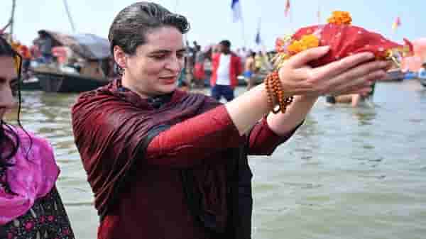 प्रयागराजमध्ये प्रियंका गांधींनी संगमात केलं स्नान, स्वत: नावही चालवली