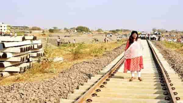 ज्या ट्रॅकवर उभं राहून पंकजा मुंडेंनी फोटो ट्विट केला तो कुठपर्यंत आला? बीड-नगर-परळी रेल्वेमार्ग कधी पूर्ण होणार?