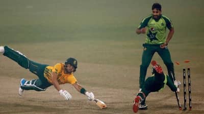 VIDEO |  मोहम्मद रिझवानचा जॉन्टी रोड्स अवतार, डाईव्ह मारली आणि 29 वर्षापूर्वीच्या आठवणी ताज्या