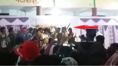 वाढदिवशी जोशात नंग्या तलवारी नाचवल्या, बुलडाण्यात नगरपरिषद उपाध्यक्षांसह सहा जणांवर गुन्हा