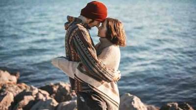 Hug Day 2021 | आनंदच नव्हे तर, आरोग्यदायीही ‘जादू की झप्पी’, वाचा याचे फायदे...