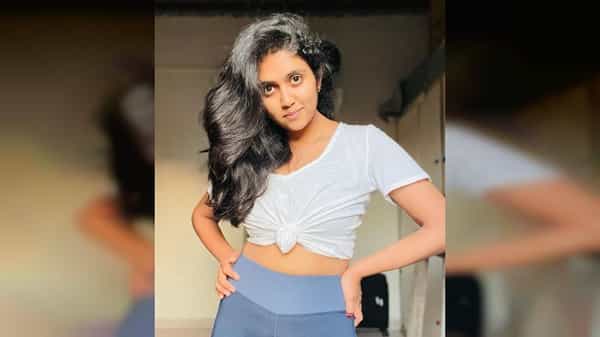सैराट फेम अभिनेत्री रिंकू राजगुरू सध्या सोशल मीडियावर तिचे नवनवीन फोटो शेअर करत आहे.