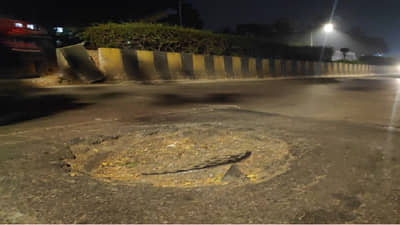 धक्कादायक ! मॅनहोलमध्ये लपलंय काय? तब्बल 21 लाखांचं सोनं, पोलीसही हैराण