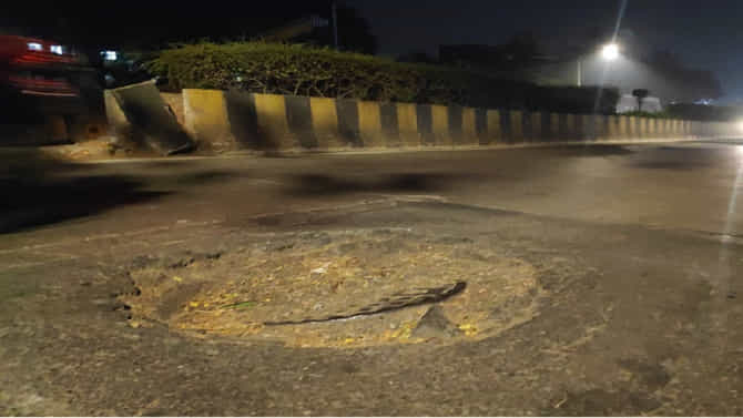 धक्कादायक ! मॅनहोलमध्ये लपलंय काय? तब्बल 21 लाखांचं सोनं, पोलीसही हैराण