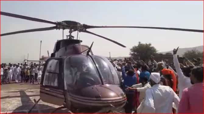 VIDEO: कारभारी लयभारी... मुख्यमंत्र्यांच्या शपथविधीपेक्षा भारदस्त, अहमदनगरमध्ये सरपंचाची हेलिकॉप्टरमधून एन्ट्री