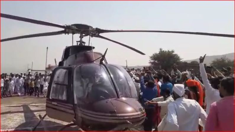 VIDEO: कारभारी लयभारी... मुख्यमंत्र्यांच्या शपथविधीपेक्षा भारदस्त, अहमदनगरमध्ये सरपंचाची हेलिकॉप्टरमधून एन्ट्री