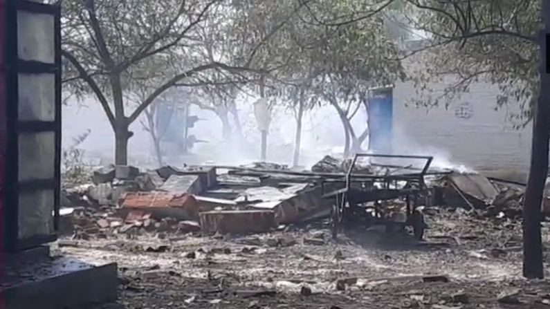 तामिळनाडूत फटाक्यांच्या कारखान्यात मोठा स्फोट, 11 जणांचा मृत्यू तामिळनाडूत फटाक्यांच्या कारखान्यात मोठा स्फोट, 11 जणांचा मृत्यू