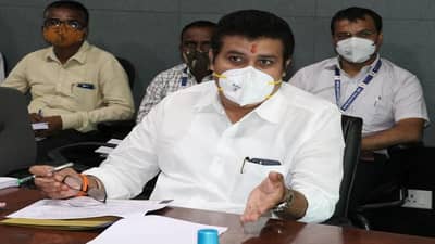 संजय राठोड यांचा राजीनामा मुख्यमंत्र्यांनी स्वीकारला! वर्षा बंगल्यावर नेमकं काय घडलं?