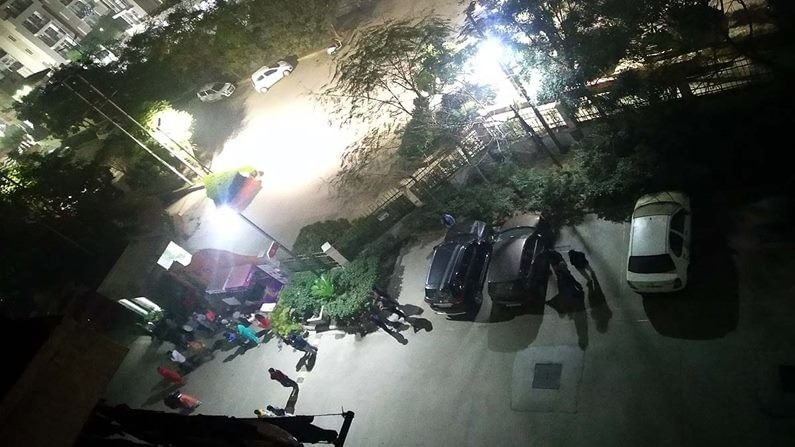 गाजियाबादच्या वैशाली, वसुंधरा परिसरातले देखील लोक आपल्या घराबाहेर पडून मोकळ्या पटांगणात थांबले होते.