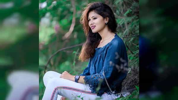 पूजा ही मूळची बीड जिल्ह्यातील परळीची असून ती सोशल मीडियावर अत्यंत अॅक्टिव्ह होती. पूजाही बंजारा समाजातील होती. त्यामुळे समाजाच्या प्रत्येक कार्यक्रमात ती हजर राहायची. सामाजिक आणि राजकीय कार्यक्रमात ती सातत्याने सक्रिय असायची.