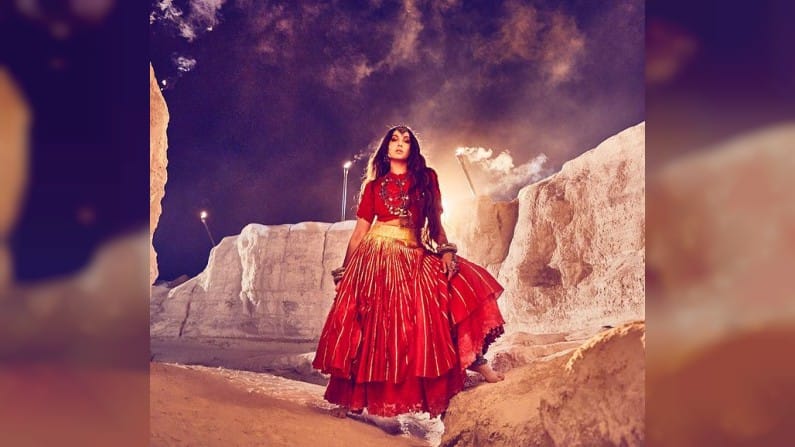 लाल रंगाच्या या ड्रेसमध्ये नोरा प्रचंड सुंदर दिसतेय. 