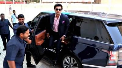 रणबीर कपूरची ‘रेंज रोवर’ मुंबई पोलिसांकडून ताब्यात, काय आहे प्रकरण?