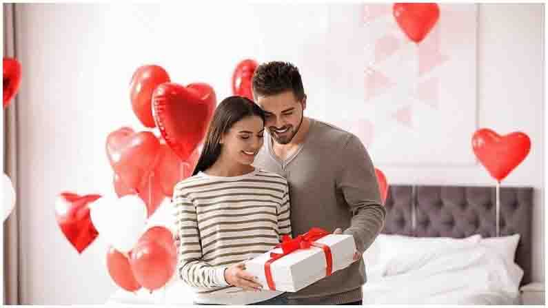 Valentine’s Day Gift | गिफ्टही द्यायचंय आणि पैसेही वाचवायचेत? मग, ‘या’ आयडिया नक्की वापरा!