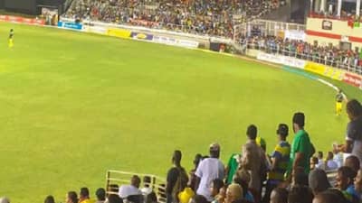 गोलंदाजांचा भेदक मारा, अवघ्या 10 ओव्हरनंतर कसोटी सामना संपला, स्टेडियमवर 1 वर्षांची बंदी