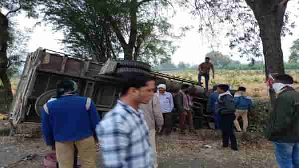 जळगावात पपयांचा ट्रक उलटून भीषण अपघात; 15 मजूर जागीच ठार